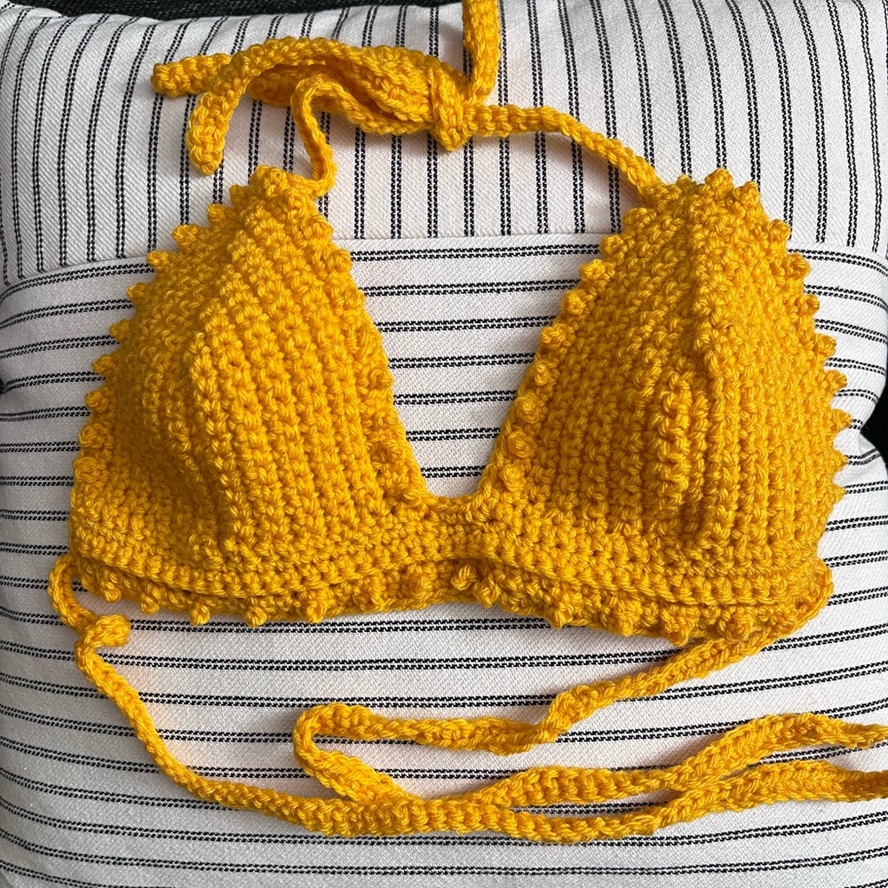 SOLD🛍️ Women’s beautiful bikini top; small!